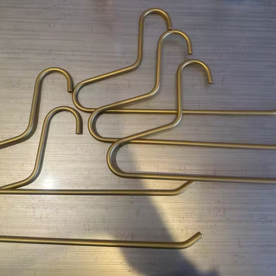 Stylish Metal Hanger Set – 5 Pieces for Your Wardrobe