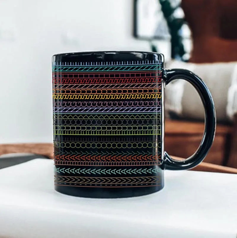 Kreative Kaffeetasse mit verstecktem Ausdruck