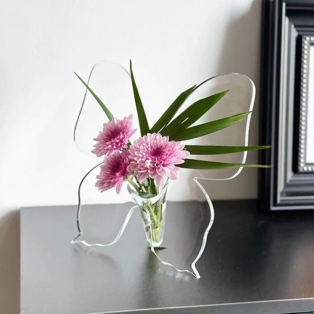 Klarer Blumenvasen mit künstlerischem Schmetterlingsdesign