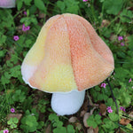 Kuscheliges Kissen in Pilzform