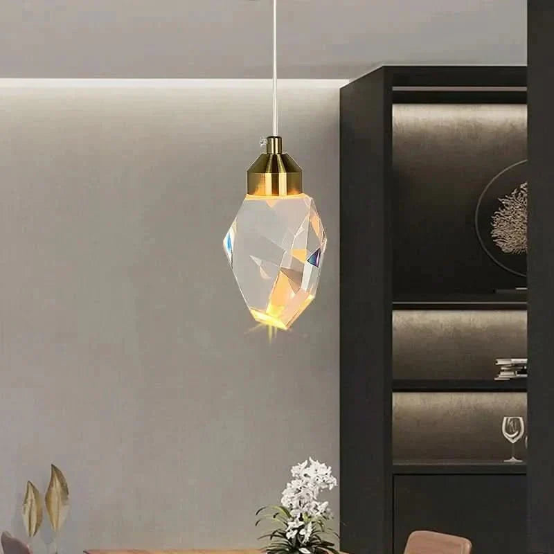 Elegante LED-Hängelampe mit facettiertem Kristallschirm