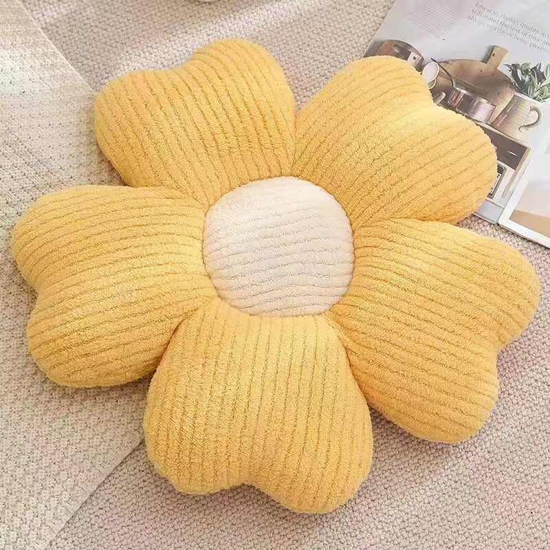 Plüschiges Kissen mit Kleeblattblüten
