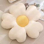 Plüschiges Kissen mit Kleeblattblüten