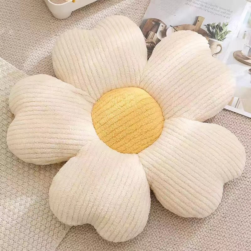 Plüschiges Kissen mit Kleeblattblüten