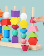 Holzspielzeug zur Förderung von Farben und Formen im Montessori-Stil