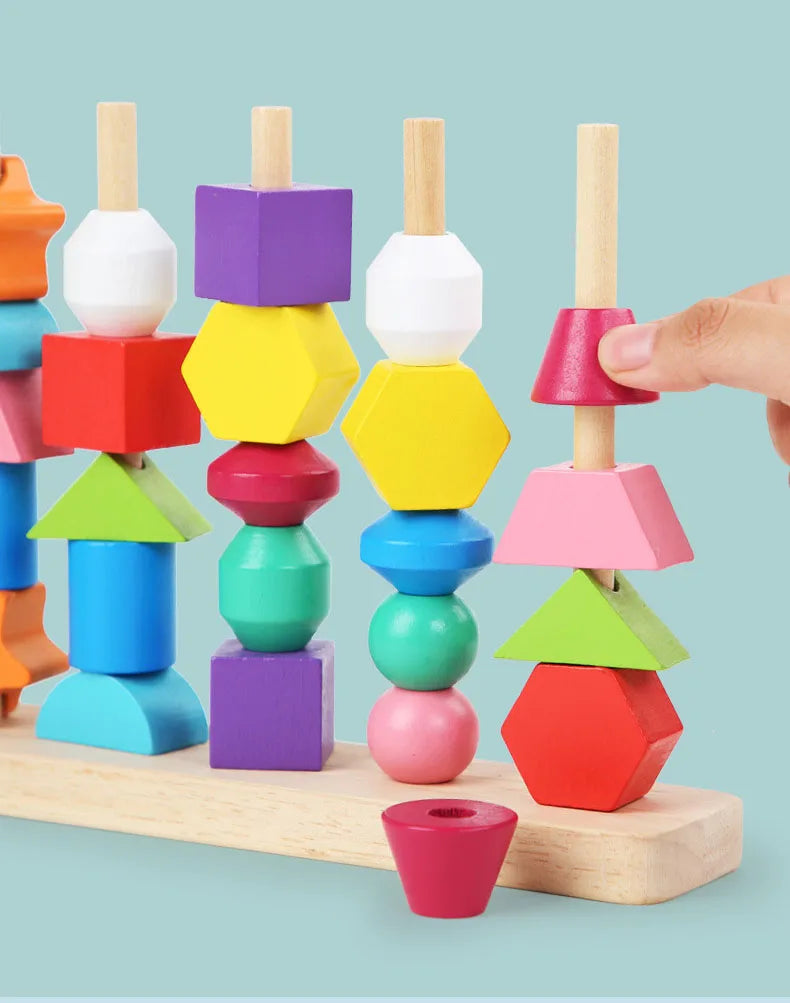Holzspielzeug zur Förderung von Farben und Formen im Montessori-Stil
