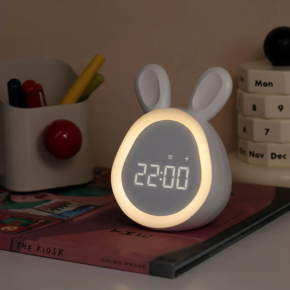 Süßer Kinderwecker mit LED-Anzeige, Nachtlicht und Alarm – Hasenform für Jungen und Mädchen, ideal für Kinderzimmer und sanftes Wecken
