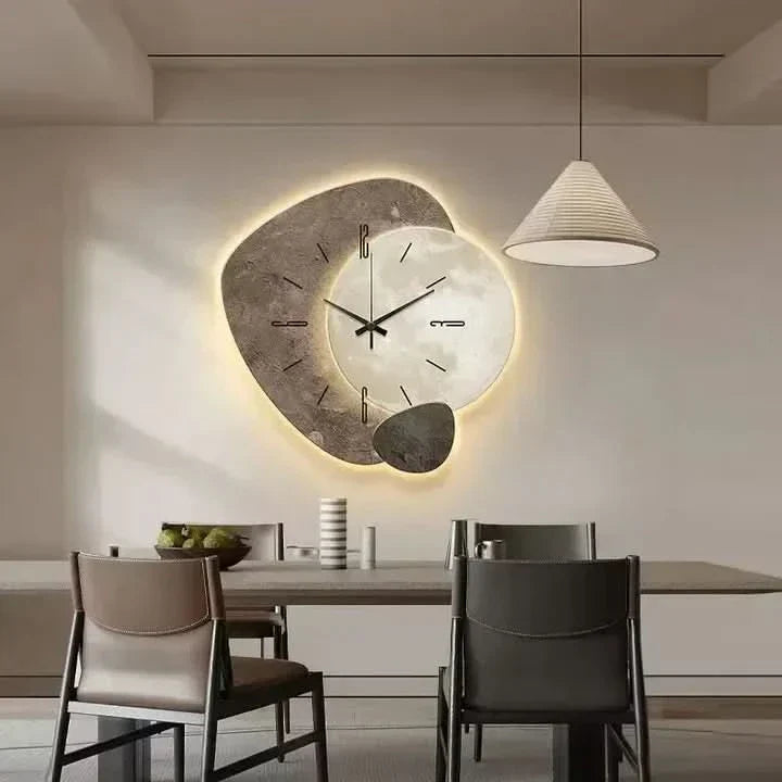 Schlichte Eleganz: Moderne Wanduhr aus Holz