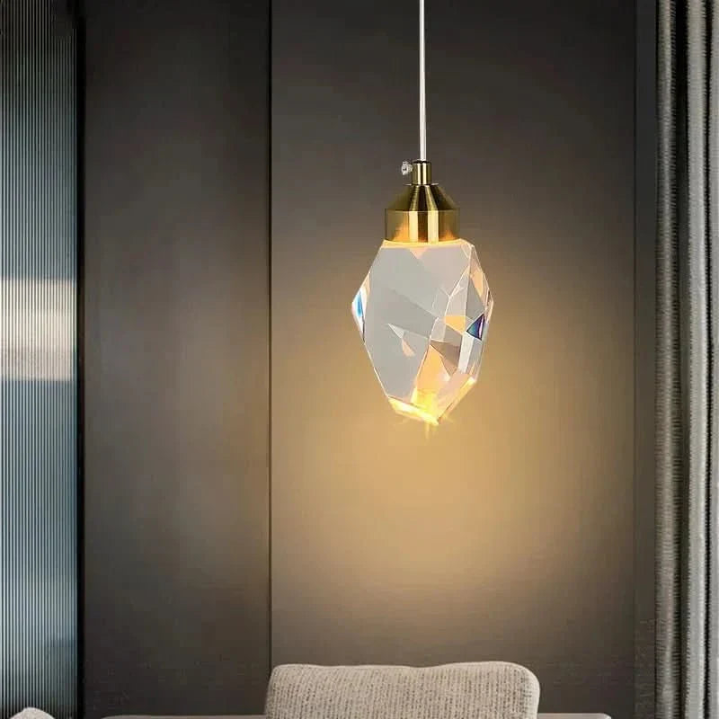 Elegante LED-Hängelampe mit facettiertem Kristallschirm