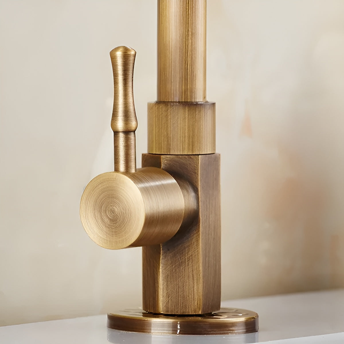 Eleganter Küchenwasserhahn aus Messing – Ideal für Spüle und Arbeitsplatte