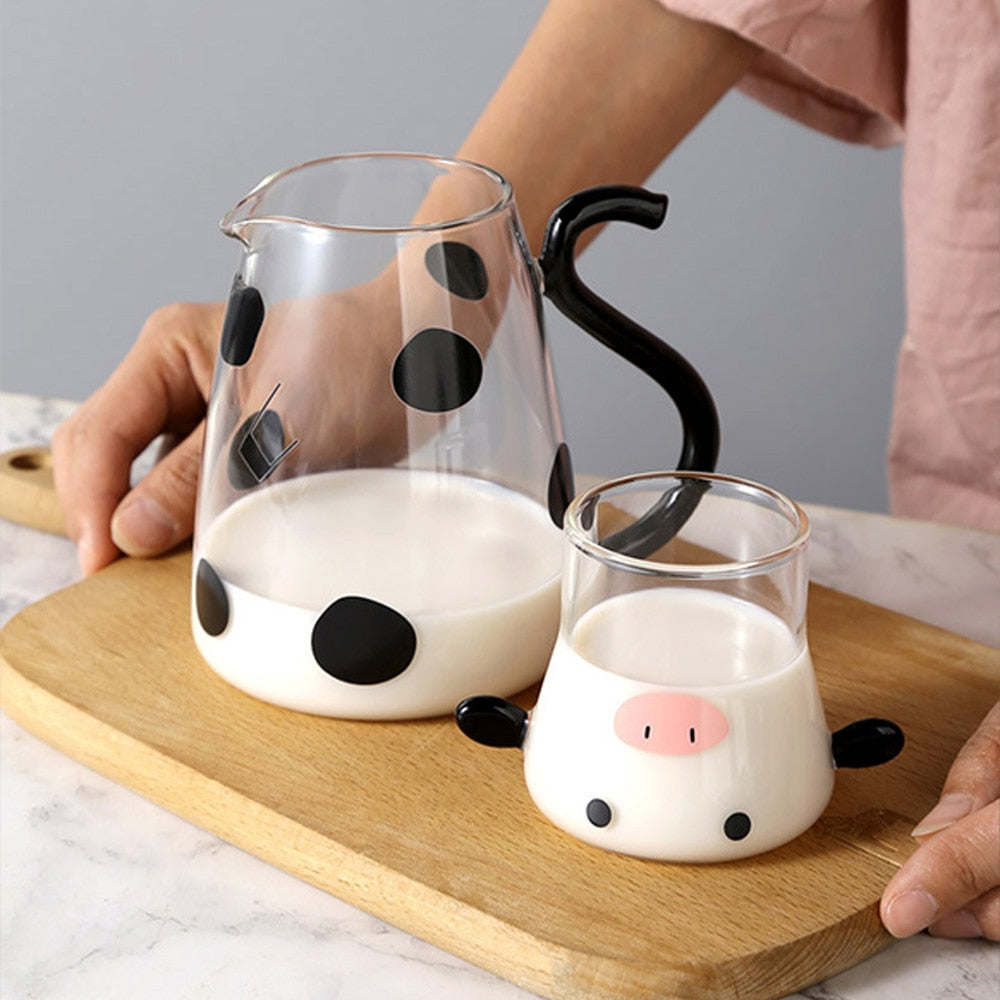 Glaskrug mit Kuhdesign und Becher