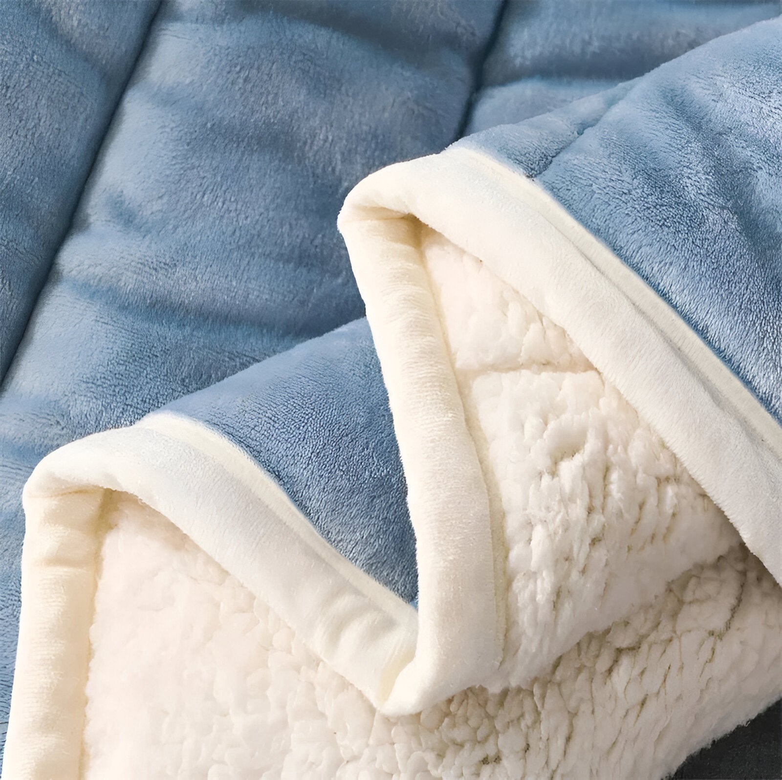 Luxurious Cuddle Blanket – Soft, Warm, and Versatile