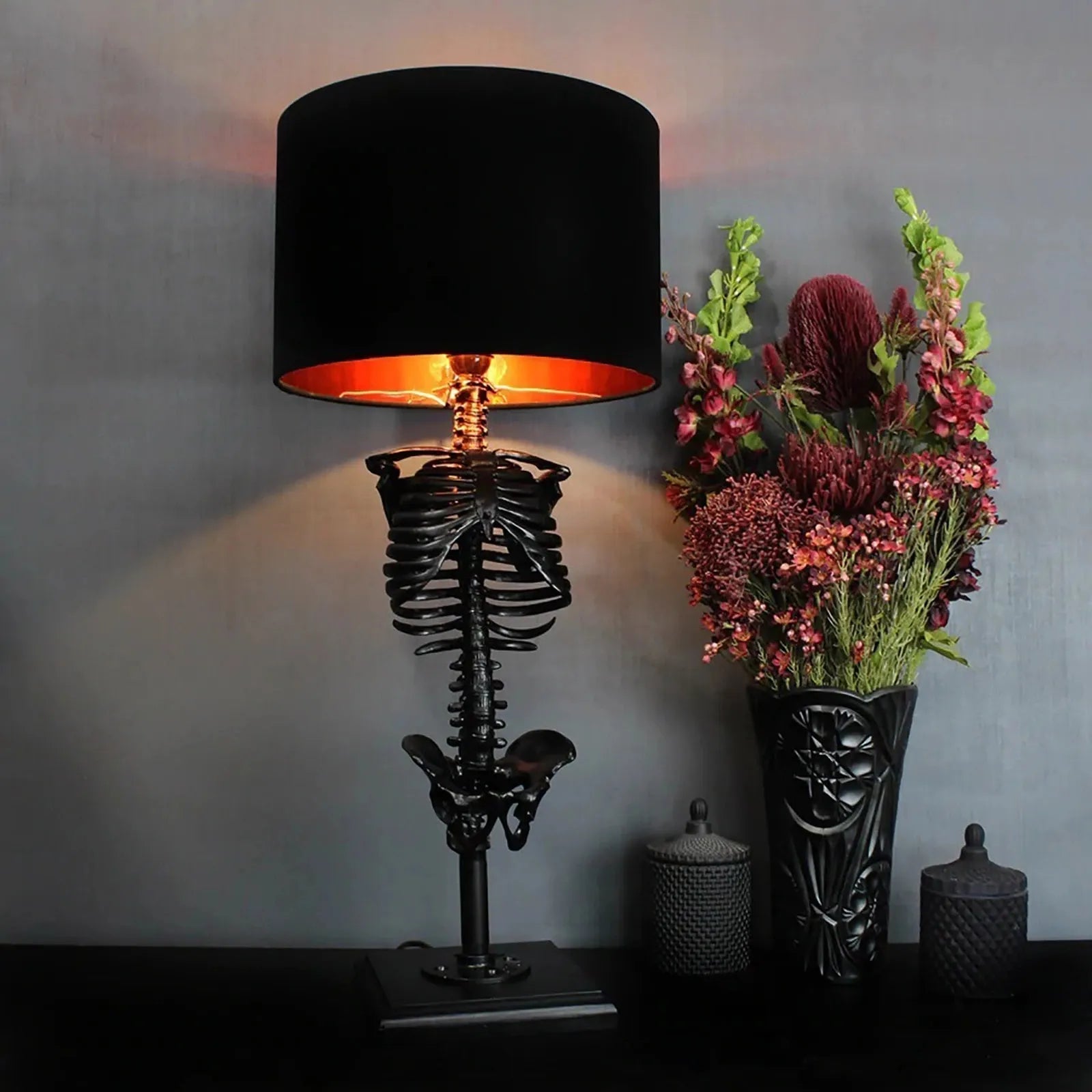 Kreative Tischlampe im Skelett-Design