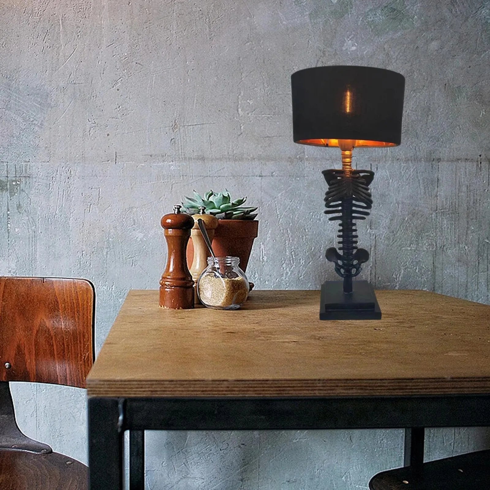 Kreative Tischlampe im Skelett-Design