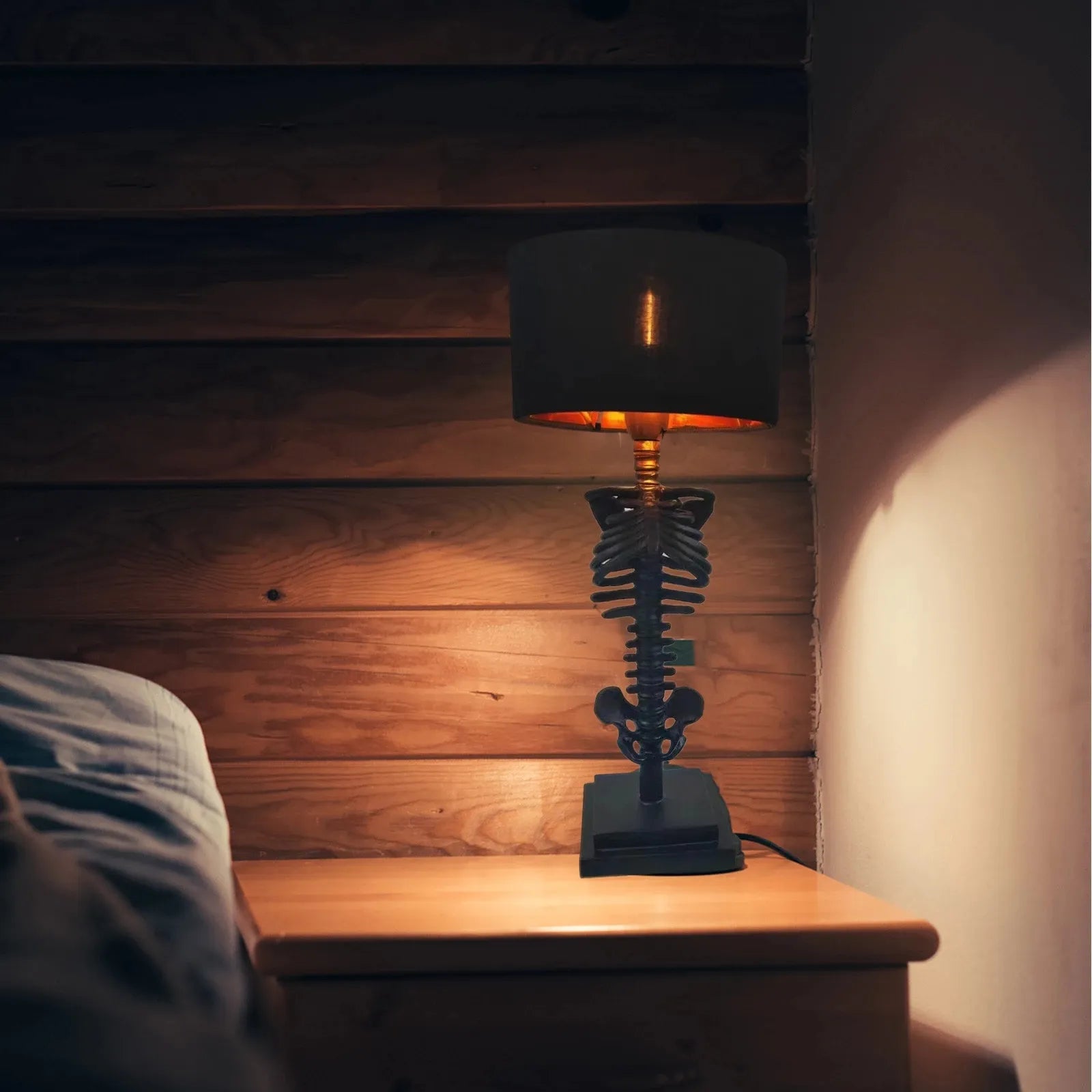 Kreative Tischlampe im Skelett-Design