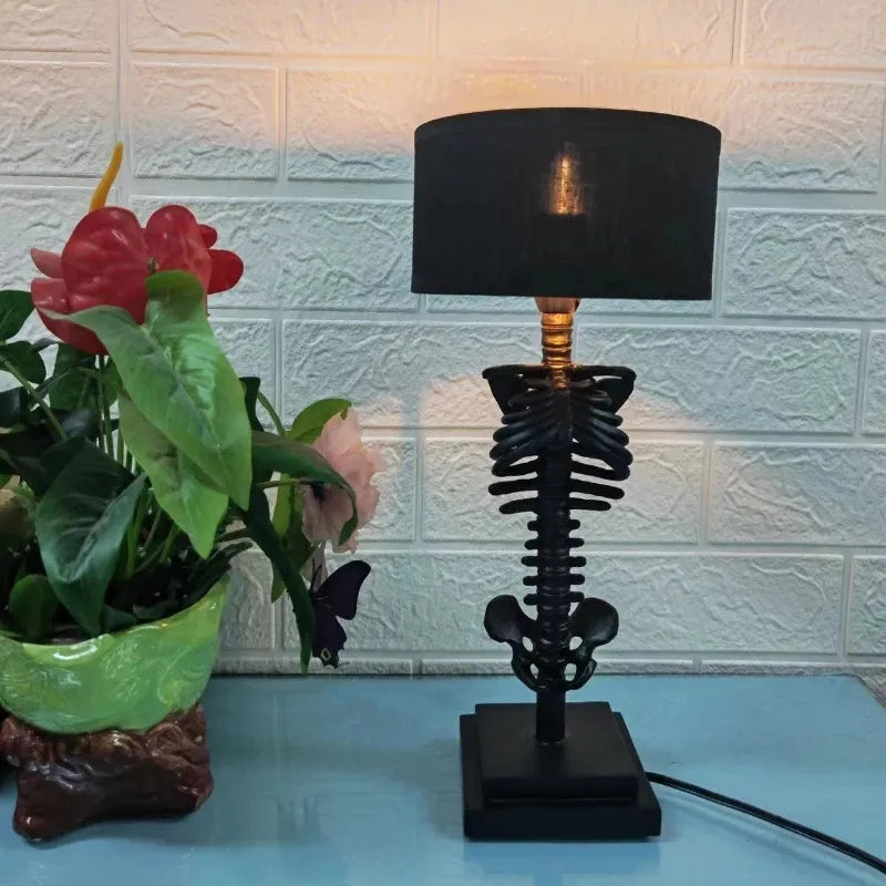 Kreative Tischlampe im Skelett-Design