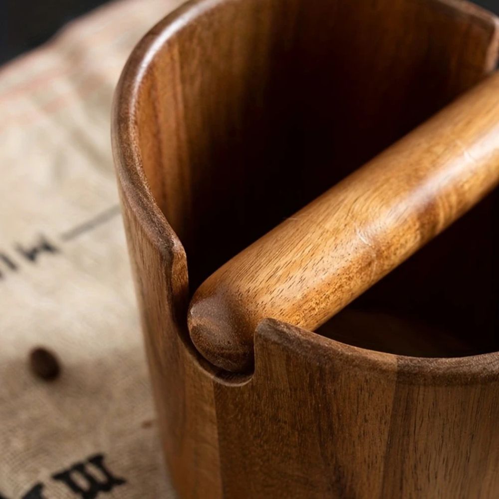 Eleganter Kaffeepuck-Entsorger aus Holz