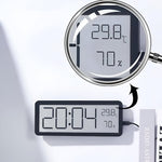 Moderne LED Wanduhr – Präzise Zeit- und Klimamessung