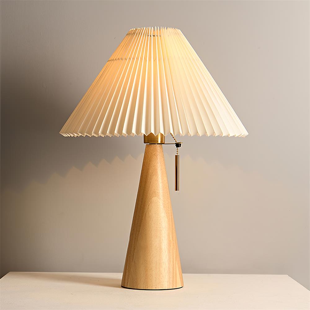 Elegante Tischlampe mit gefaltetem Schirm und Holzsockel
