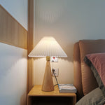 Elegante Tischlampe mit gefaltetem Schirm und Holzsockel