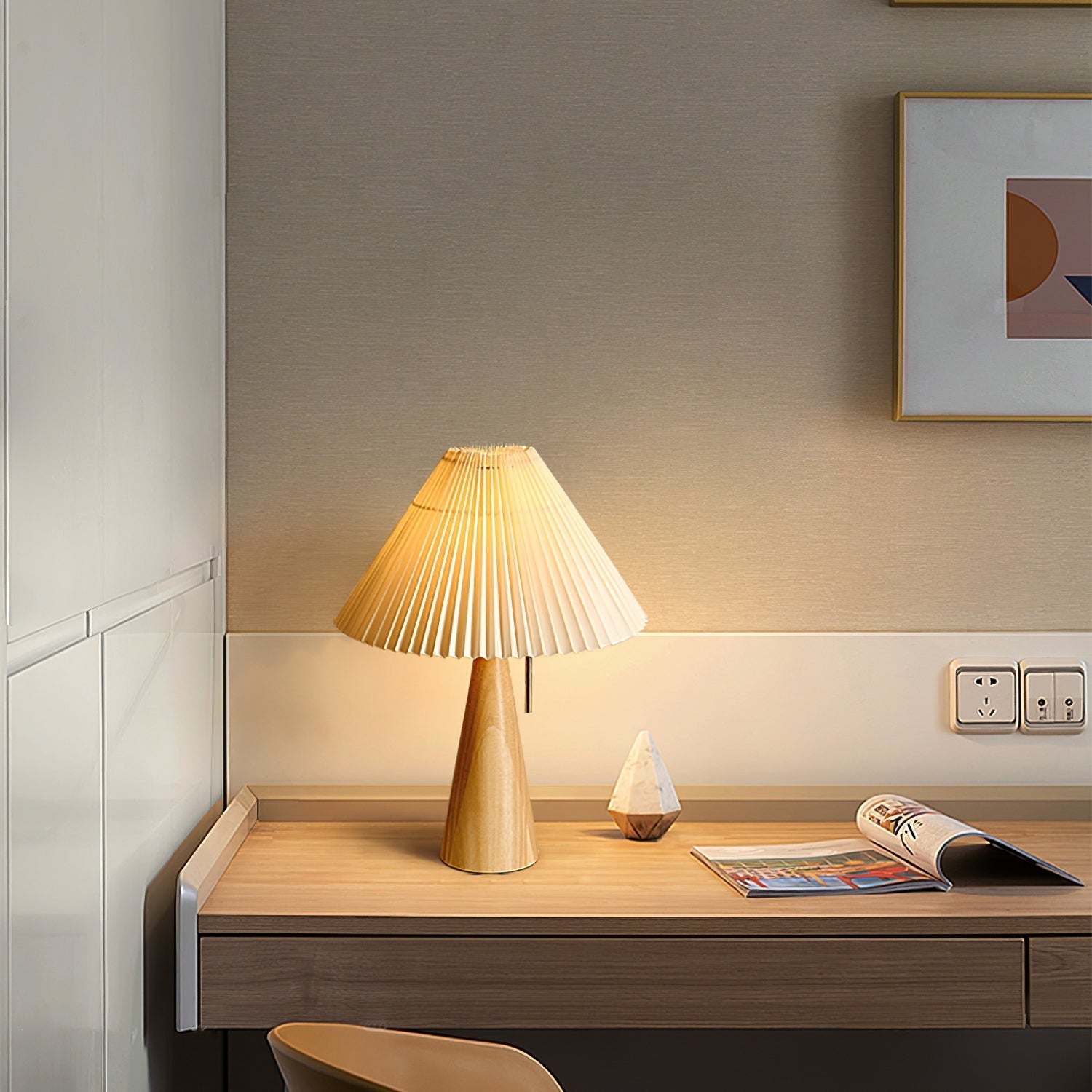 Elegante Tischlampe mit gefaltetem Schirm und Holzsockel