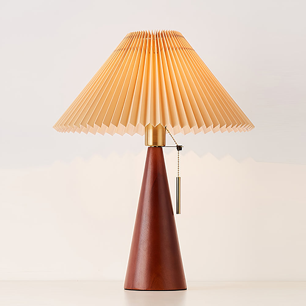 Elegante Tischlampe mit gefaltetem Schirm und Holzsockel