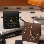 Elegante Keramikuhr – Zeitloses Quadratdesign für Ihr Zuhause