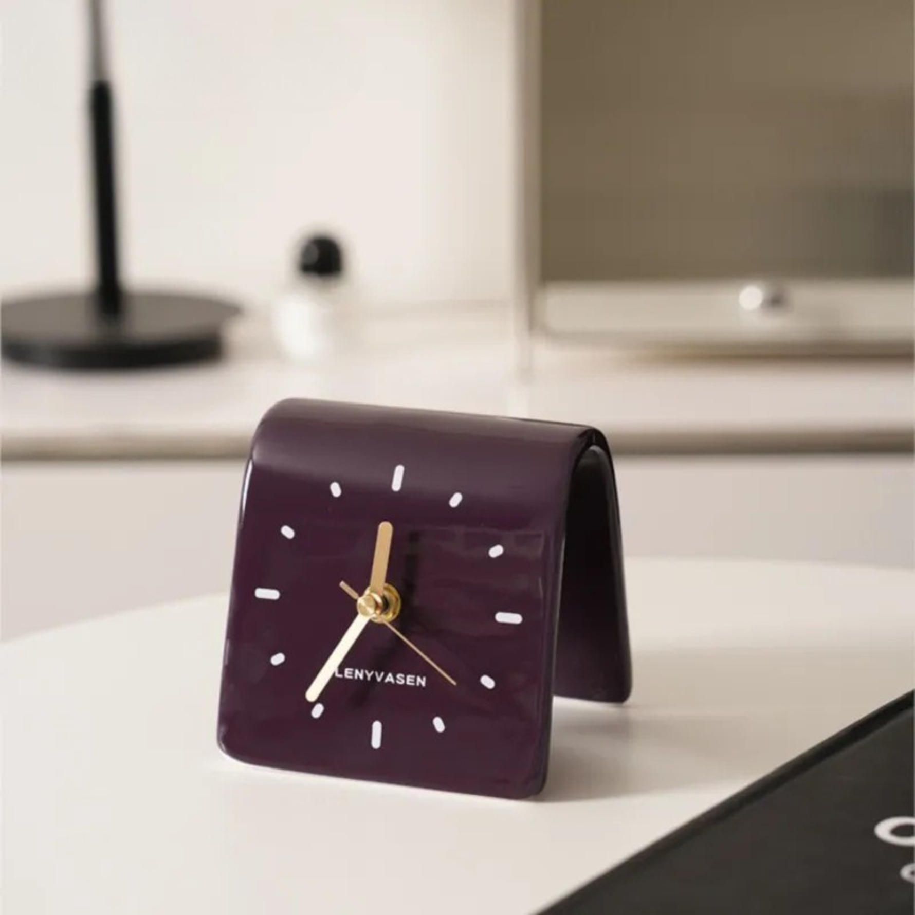 Elegante Keramikuhr – Zeitloses Quadratdesign für Ihr Zuhause