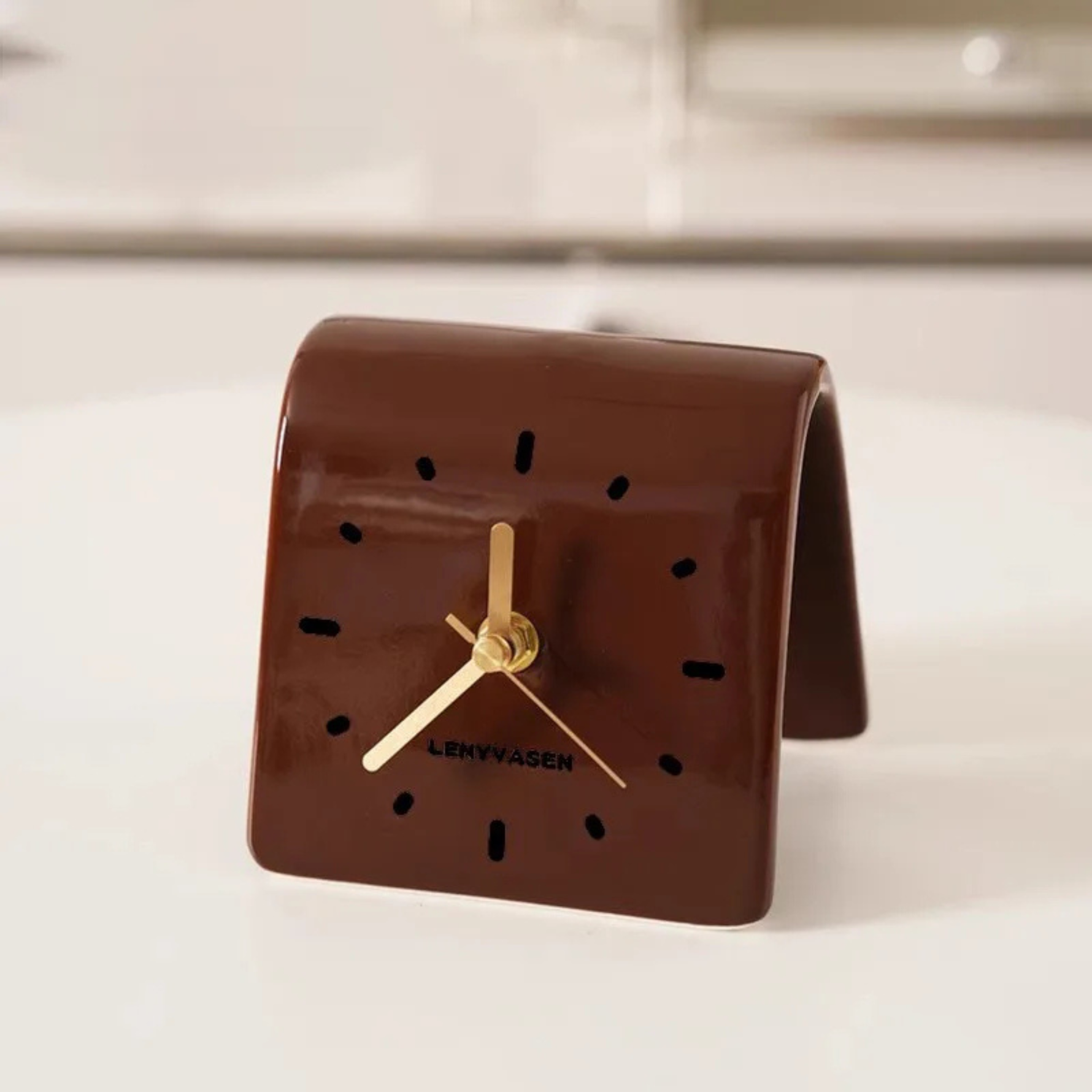 Elegante Keramikuhr – Zeitloses Quadratdesign für Ihr Zuhause