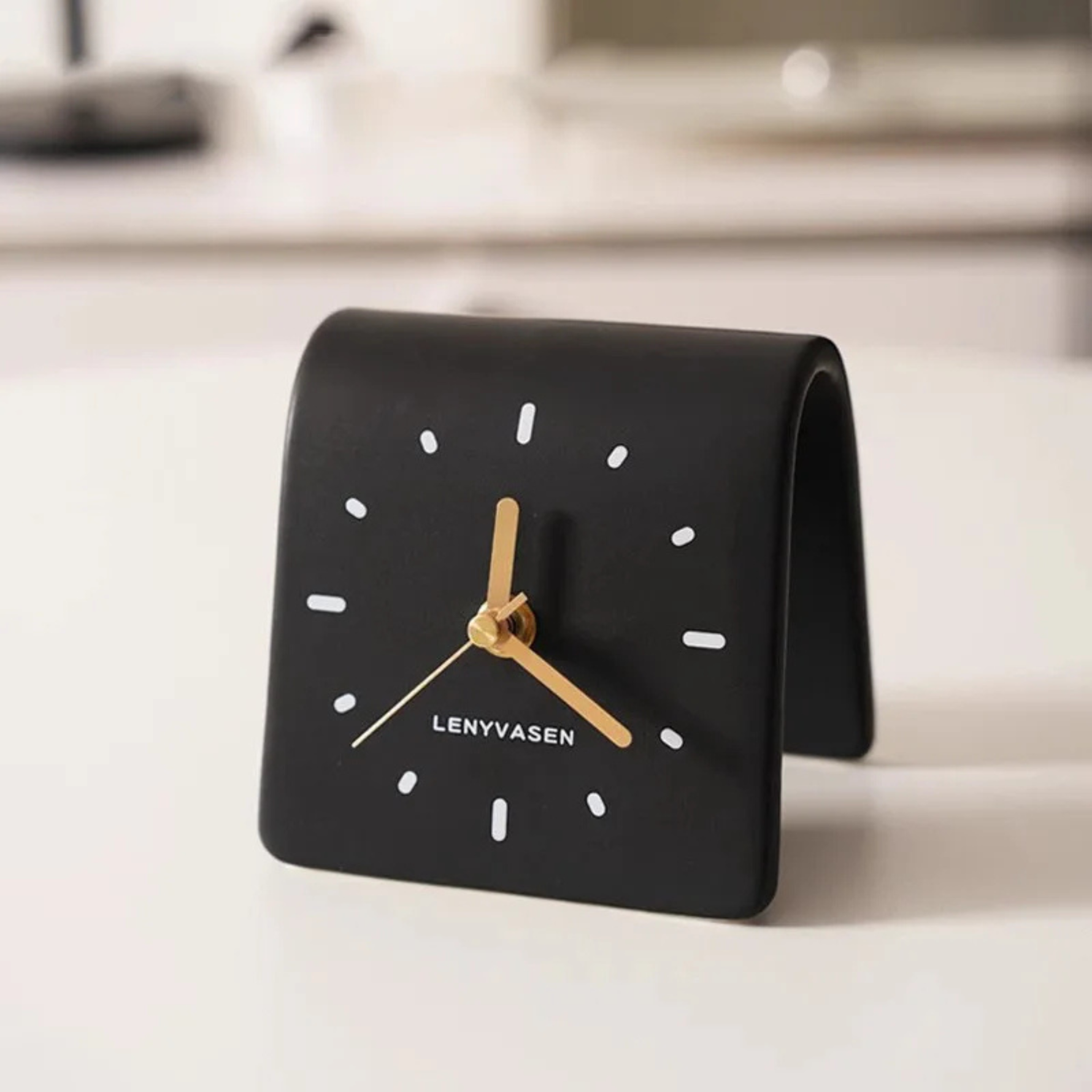 Elegante Keramikuhr – Zeitloses Quadratdesign für Ihr Zuhause