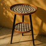 Doppeltseitiger Tisch mit kunstvollem Mosaikmuster - Rattan & Holz