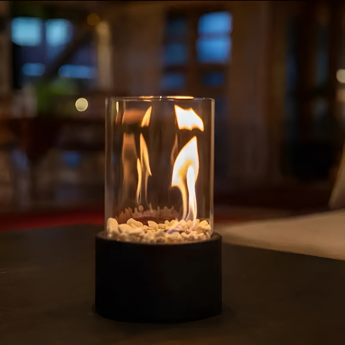 Eleganter Tischfeuerplatz mit Metallbasis – Ideal für Innen und Außen