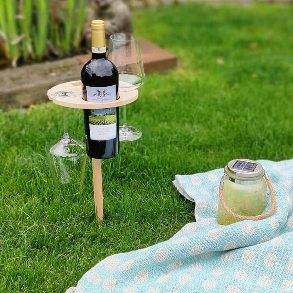 Kompakter Outdoor-Weintisch für stilvolle Picknicks