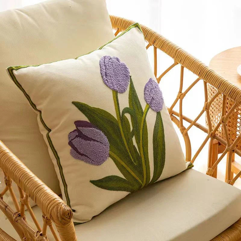 Floraler Kissenbezug mit lebhaften Tulpenmotiven