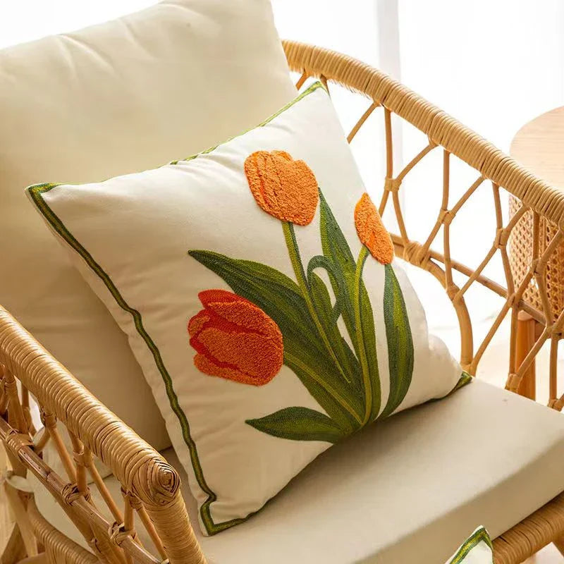 Floraler Kissenbezug mit lebhaften Tulpenmotiven