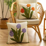 Floraler Kissenbezug mit lebhaften Tulpenmotiven