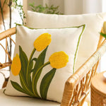 Floraler Kissenbezug mit lebhaften Tulpenmotiven