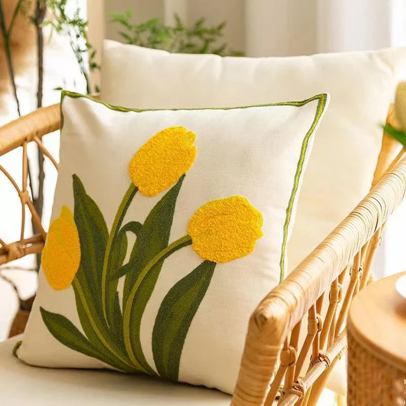 Floraler Kissenbezug mit lebhaften Tulpenmotiven