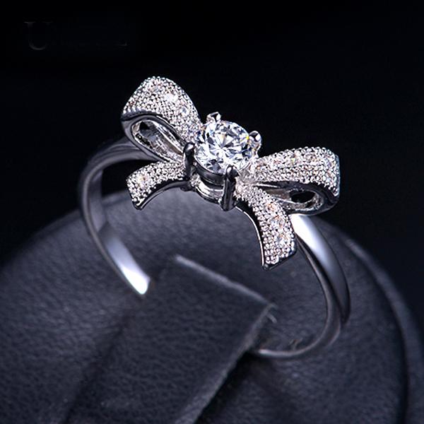 Ring mit Kristallknoten aus Schweiz