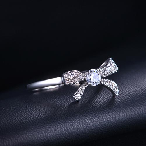 Ring mit Kristallknoten aus Schweiz