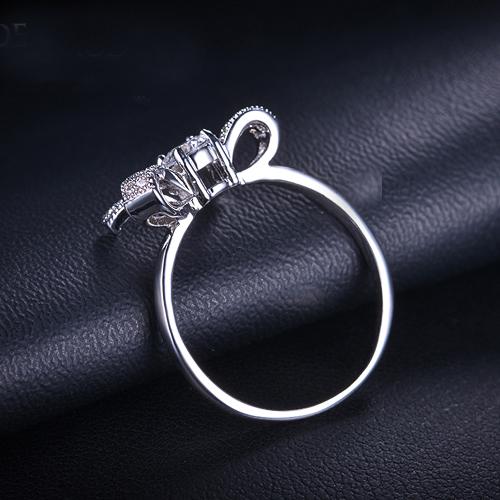 Ring mit Kristallknoten aus Schweiz
