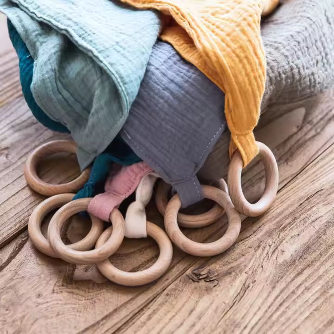 Beißringe für Babys mit Holzring – Sanfte Muslin Tücher als Beißhilfe