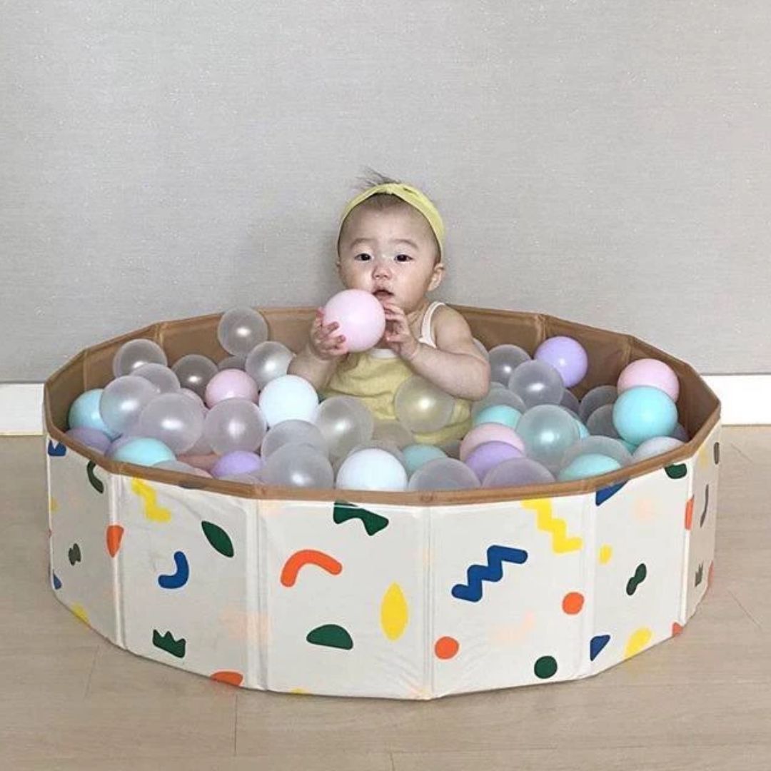 Spielbereich für Kleinkinder und Babys – Bunt gemustertes Gehege