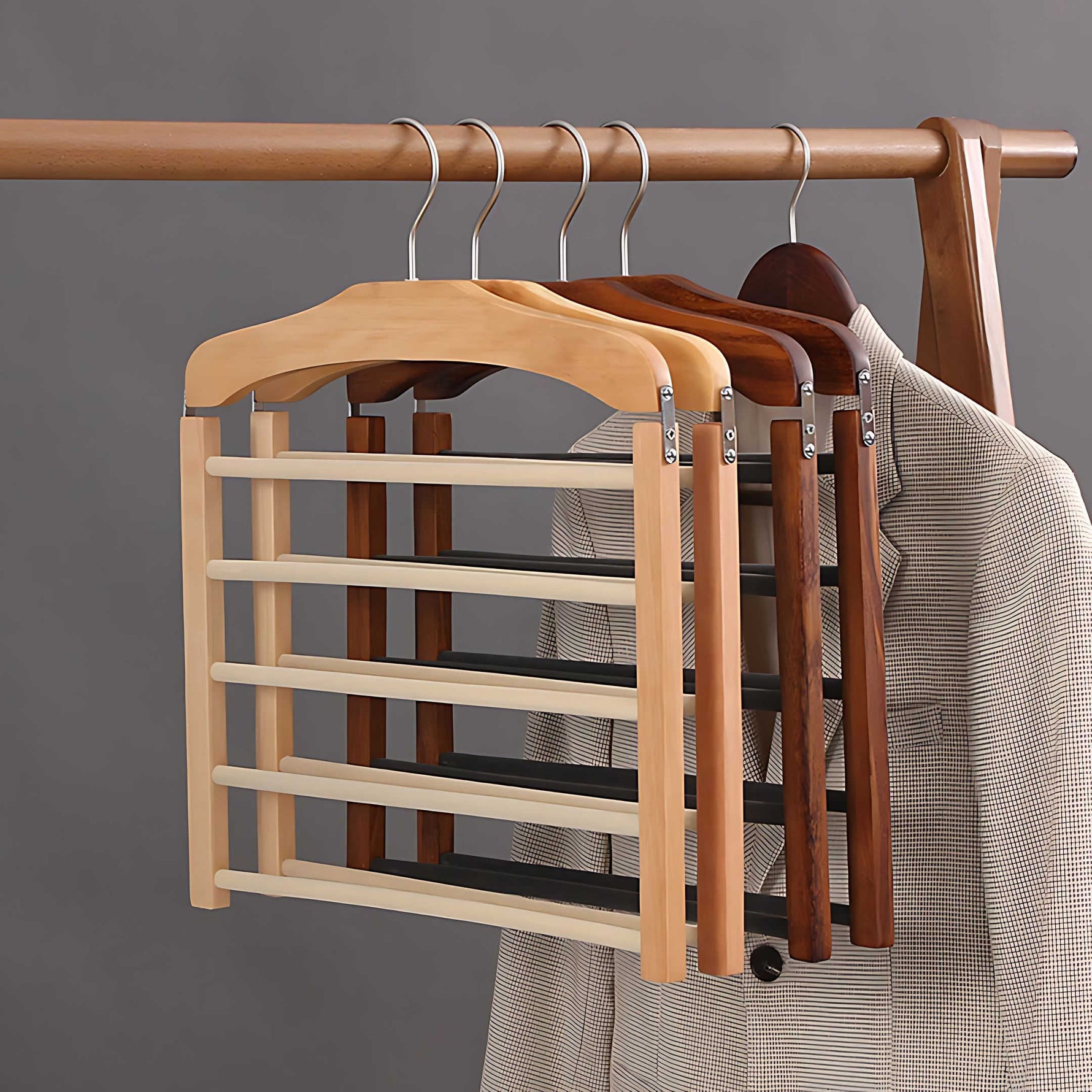 Kleiderschrank-Organizer: Stilvoller Mehrstufiger Kleiderbügel aus Holz und Metall