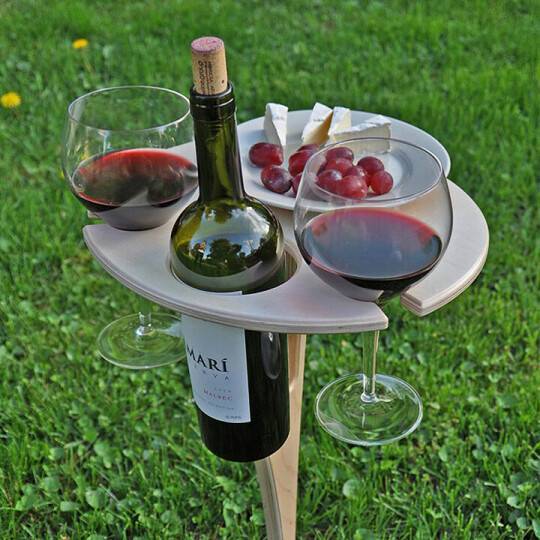 Kompakter Weintisch mit Halterung für Gläser – ideal fürs Picknick