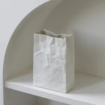 Keramische Vase im Papierbeutel-Design