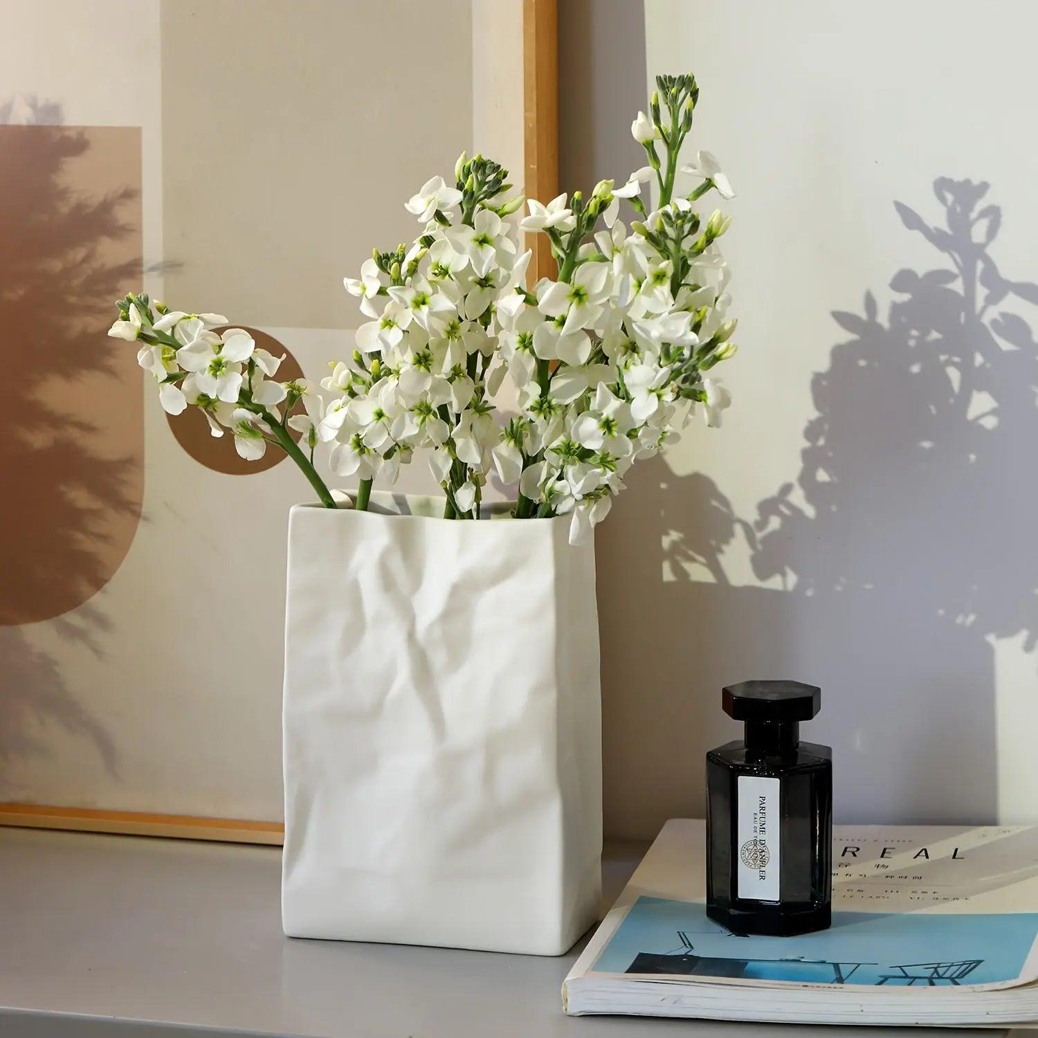 Keramische Vase im Papierbeutel-Design