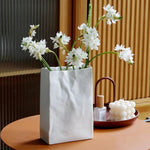 Keramische Vase im Papierbeutel-Design