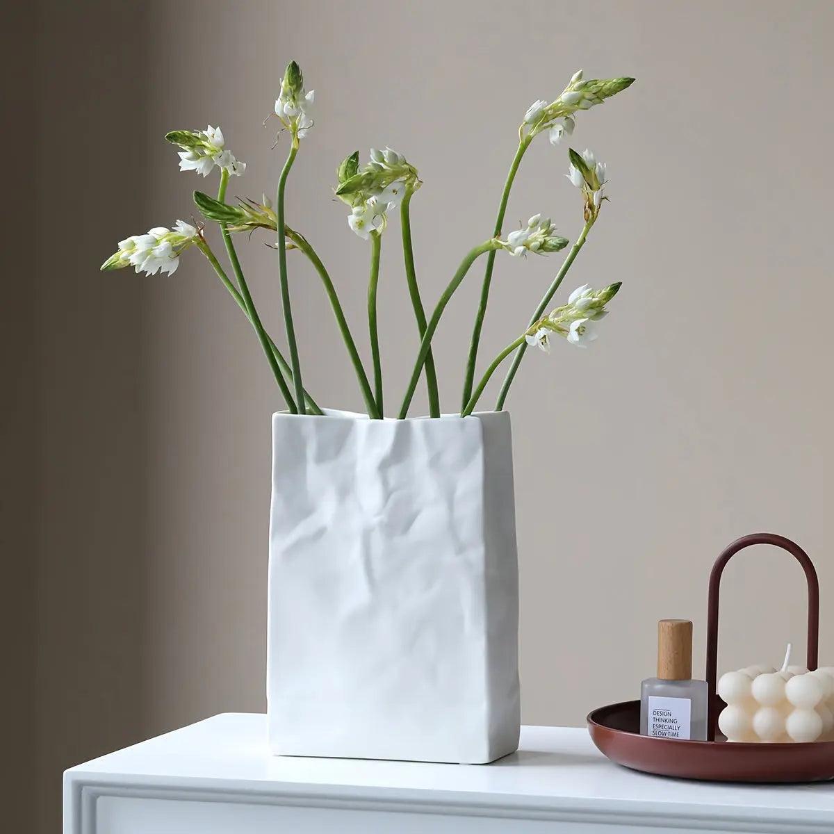 Keramische Vase im Papierbeutel-Design