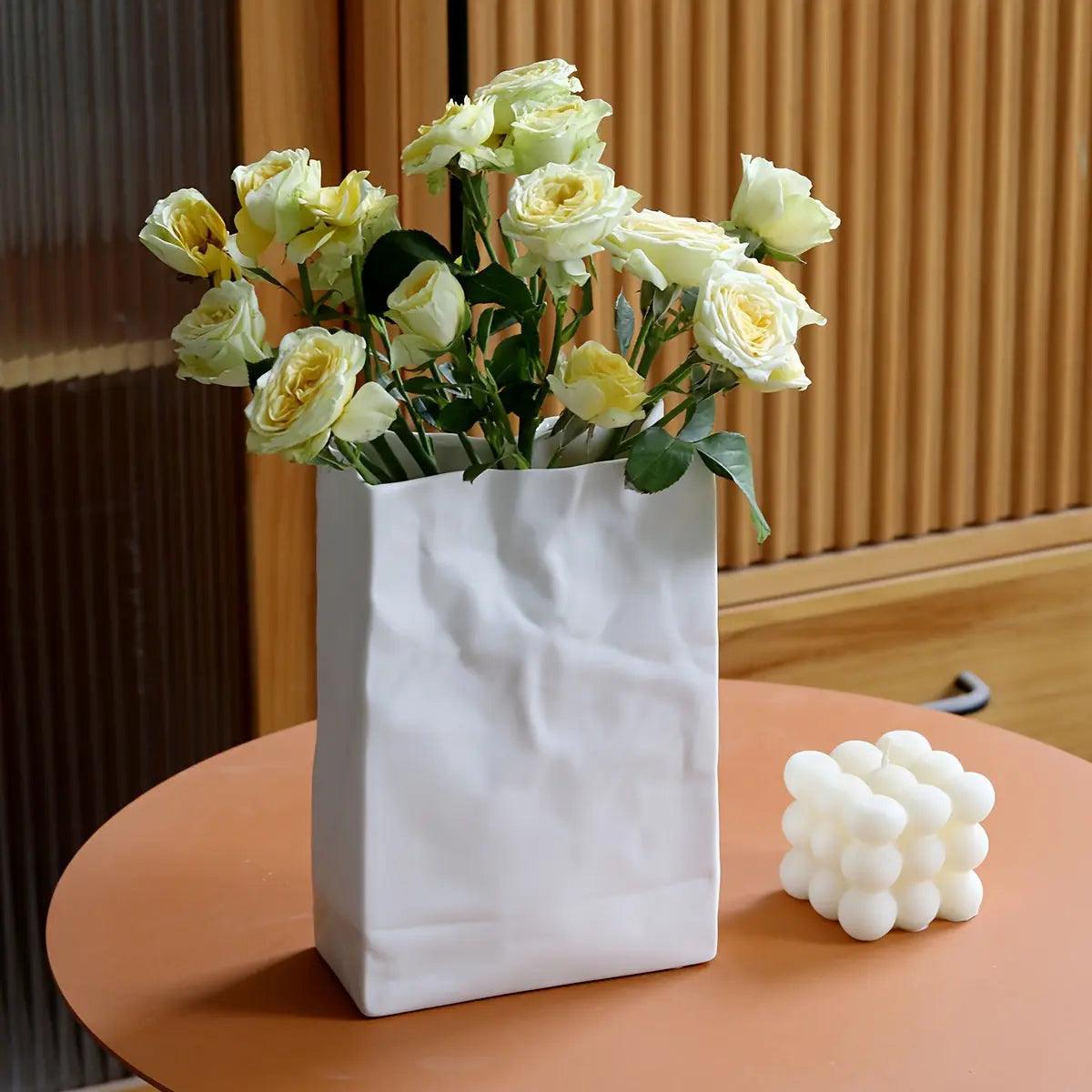 Keramische Vase im Papierbeutel-Design